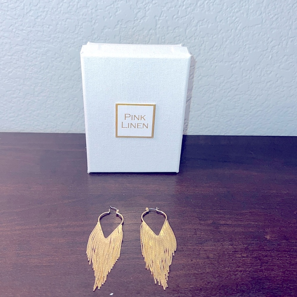 NWOT PINK LINIEN GOLD DANGLE EARRINGS